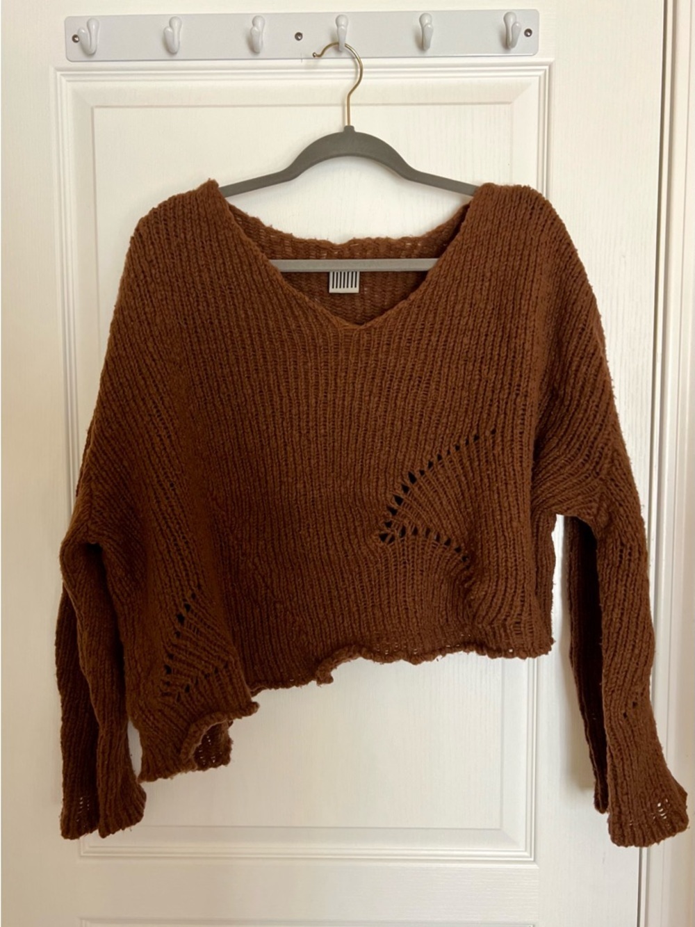 Lilith Relaxed V-Neck Chunky Knit Sweater Asymmetrical Hem Cropped in Brown
